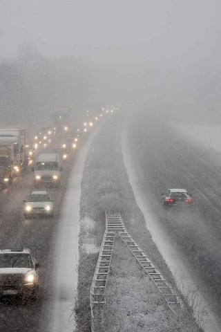 Winterwetter auf der Autobahn A57 an der Anschlussstelle Moers - Kapellen am Freitag, 07.12.2012. Foto: Bernd Lauter/WAZ FotoPool