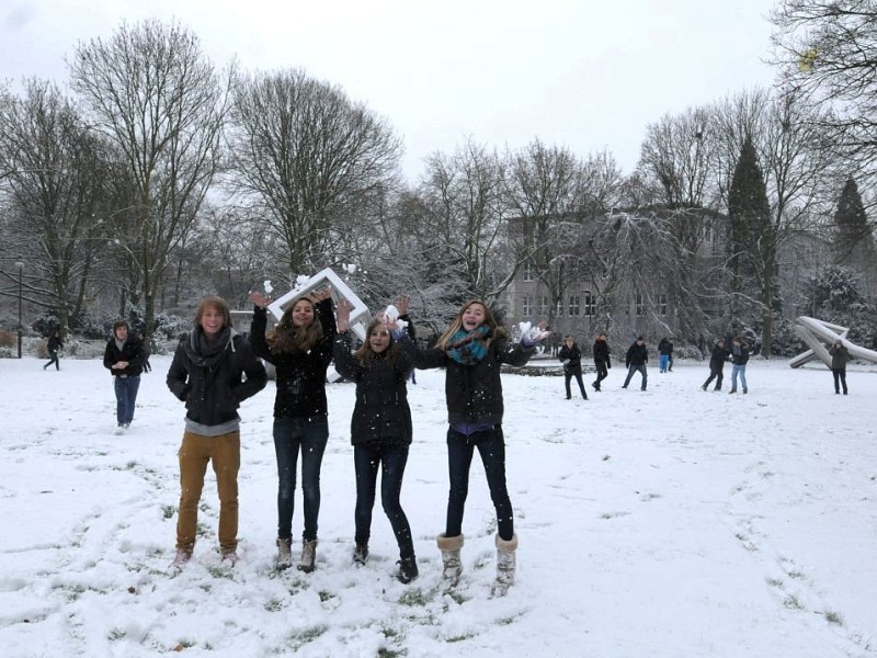 Am 7. Dezember 2012 schneit es in Duisburg. Die Bahnhofsplatte und der Kantpark liegen unter Schnee.Foto: Sinan Sat WAZ FotoPool