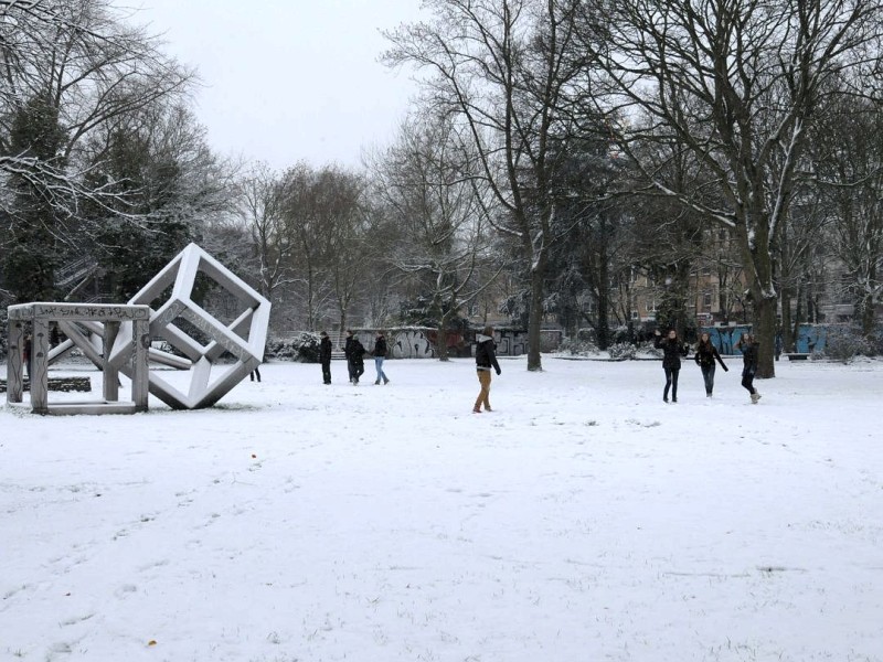 Am 7. Dezember 2012 schneit es in Duisburg. Die Bahnhofsplatte und der Kantpark liegen unter Schnee.Foto: Sinan Sat WAZ FotoPool