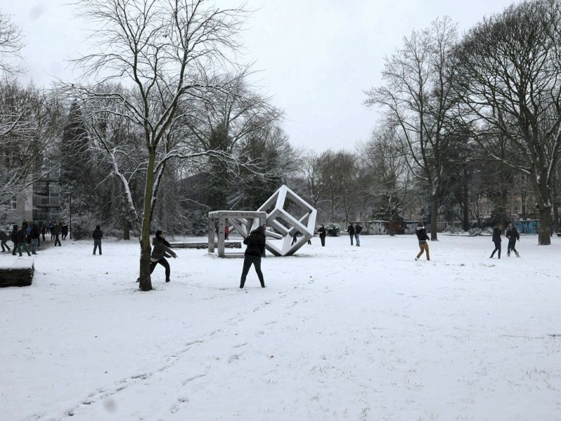 Am 7. Dezember 2012 schneit es in Duisburg. Die Bahnhofsplatte und der Kantpark liegen unter Schnee.Foto: Sinan Sat WAZ FotoPool