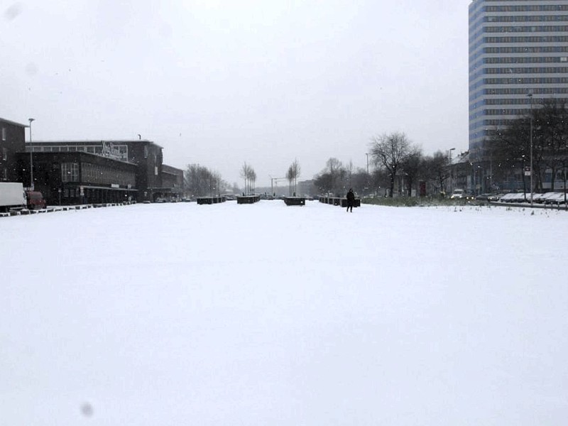 Am 7. Dezember 2012 schneit es in Duisburg. Die Bahnhofsplatte und der Kantpark liegen unter Schnee.Foto: Sinan Sat WAZ FotoPool