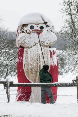 Hier verschafft Nils (13 Jahre) vom Hof Hinnebecke an der Schwelmer Straße den Weihnachtsmann freie Sicht.