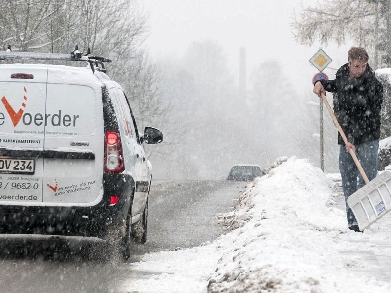 Bürgersteig von Schnee räumen Loher Straße Voerde