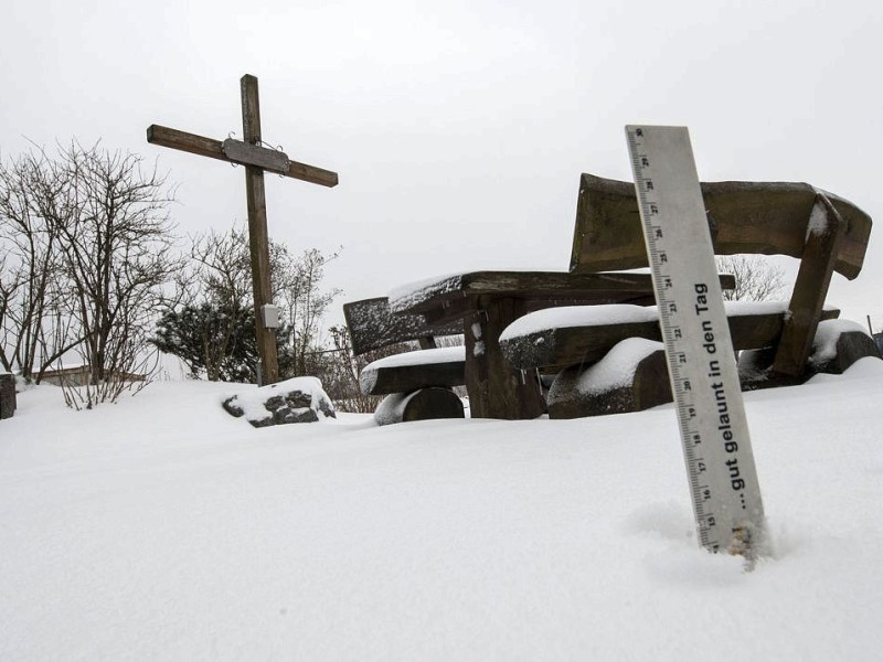 Der höchste Berg Enneptals mit 388 m in Oberbauer hat 15 cm Neuschnee am Gipfelkreuz.