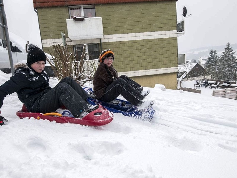 Rodeln bzw Snowboard fahren am Seniorenzentrum Steinnocken.