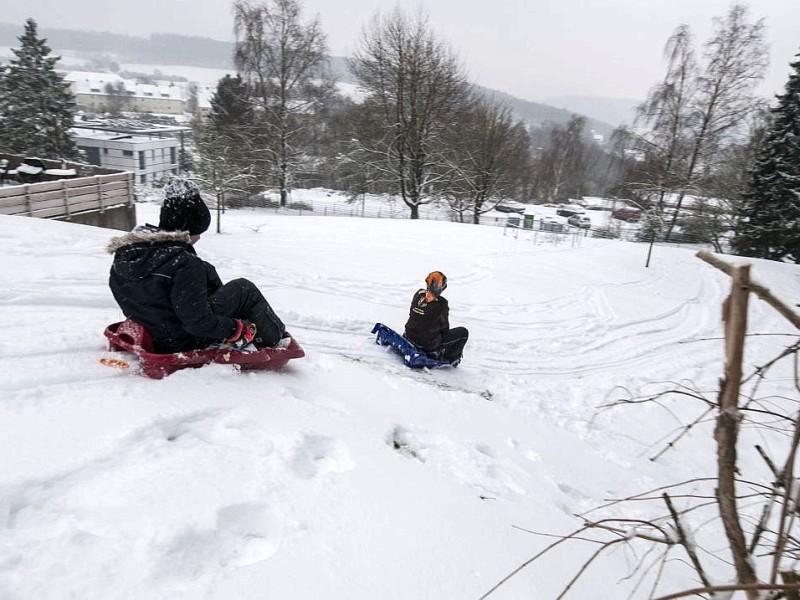 Rodeln bzw Snowboard fahren am Seniorenzentrum Steinnocken.