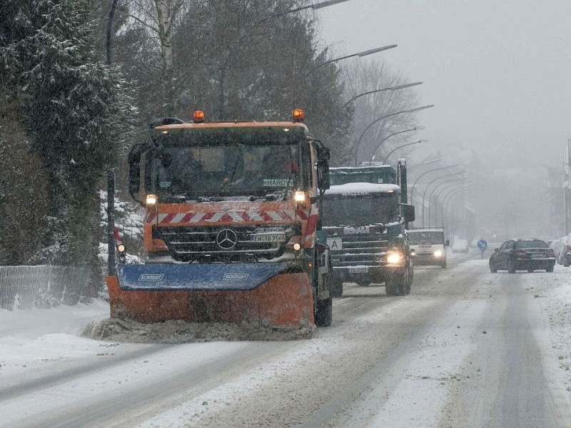 Räumdienst mit Schneepflug auf Haßlinghauser Straße.