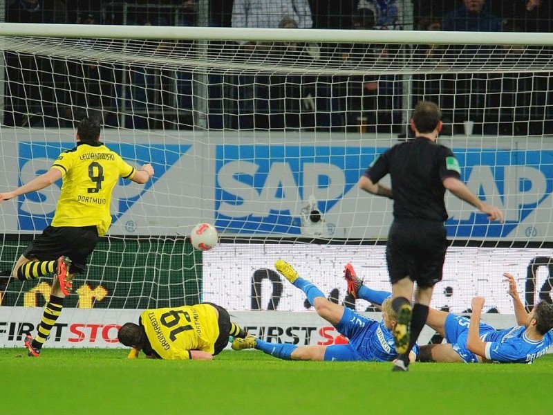 Am 17. Spieltag der Fußball-Bundesliga siegte Borussia Dortmund bei der TSG Hoffenheim mit 3:1. Für den BVB trafen Mario Götze, Kevin Großkreutz und Robert Lewandowski.