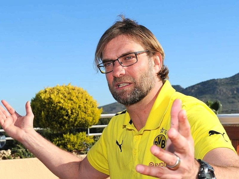 Fußball Bundesliga Borussia Dortmund am 07.01.2013 im Trainingslager in La Manga, Spanien. BVB-Trainer Jürgen Klopp gestikuliert bei einem Interview. Foto: Guido Kirchner/dpa  +++(c) dpa - Bildfunk+++