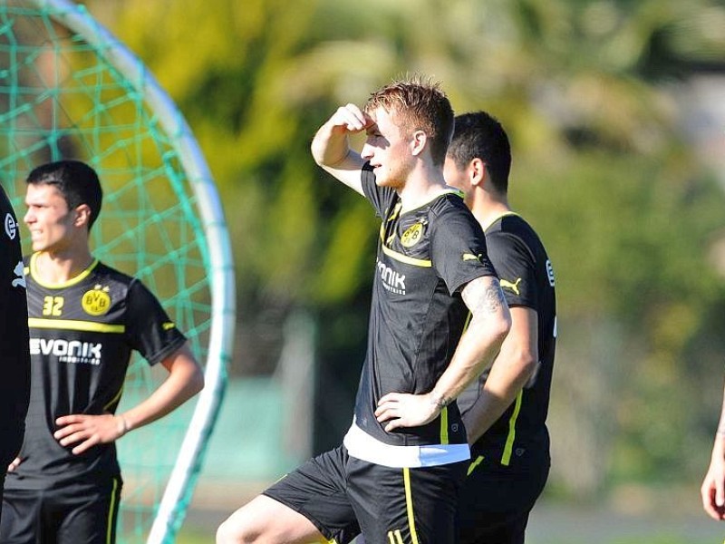 Fußball Bundesliga Borussia Dortmund am 07.01.2013 im Trainingslager in La Manga, Spanien. Die BVB-Spieler Marco Reus (M) und Kevin Großkreutz (l), Julian Schieber (r) und Leonardo Bittencourt (hinten l) trainieren. Foto: Guido Kirchner/dpa  +++(c) dpa - Bildfunk+++