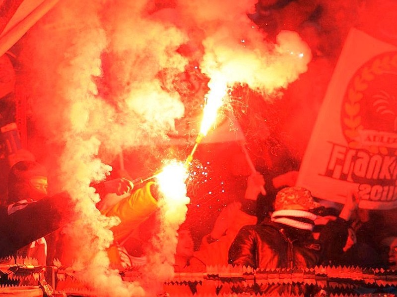 Frankfurter Anhänger zündeten in Leverkusen Pyrotechnik.