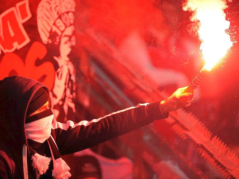 Frankfurter Anhänger zündeten in Leverkusen Pyrotechnik.