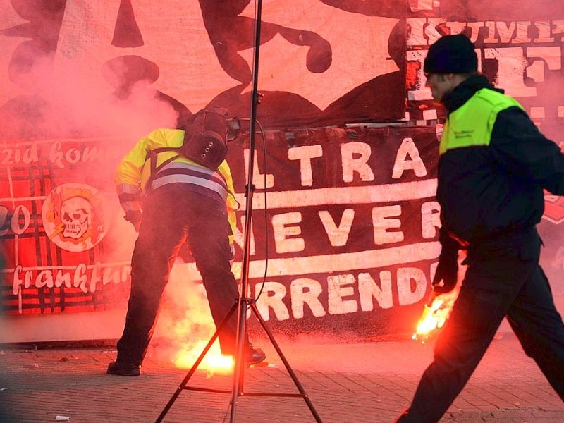 Frankfurter Anhänger zündeten in Leverkusen Pyrotechnik.