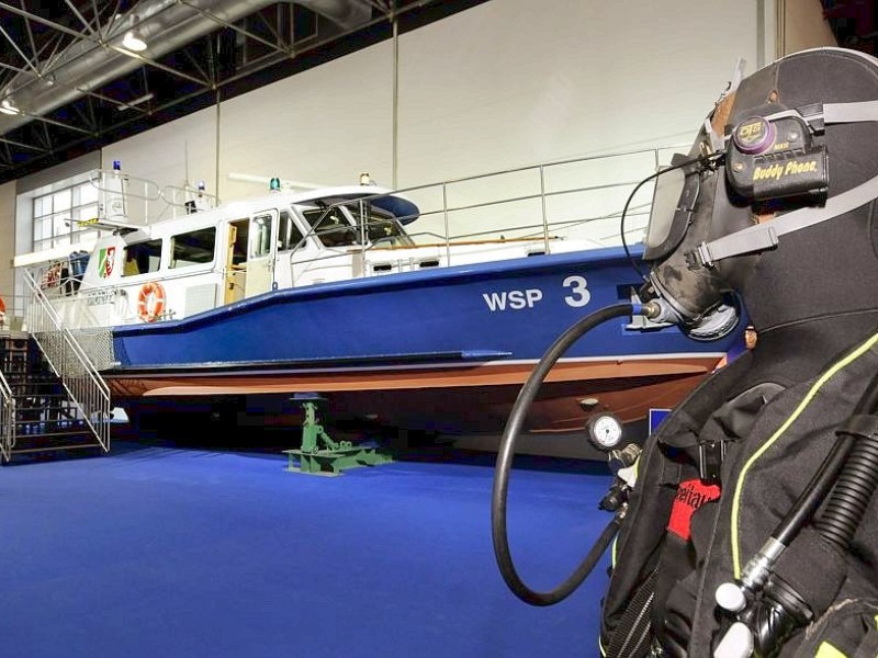 Foto von Mittwoch, den 23.01.2013 von der weltgrößten Bootsausstellung - Boot - in Düsseldorf. Zahlreiche Aussteller aus Duisburg sind dort vertreten und zeigen ihre neuesten Produkte oder werben für ihre Vereine oder Institutionen. Aber auch viele Besucher kommen aus Duisburg zur Wassersport - Messe. Im Foto: Die Wasserschutzpolizei NRW präsentiert sich mit einigen ihrer Boote Im Foto: Stephan Eickershoff/WAZFotoPool