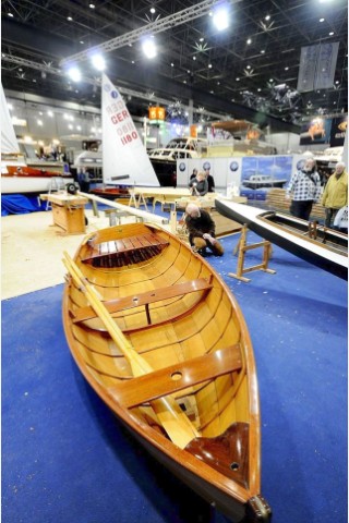 Foto von Mittwoch, den 23.01.2013 von der weltgrößten Bootsausstellung - Boot - in Düsseldorf. Zahlreiche Aussteller aus Duisburg sind dort vertreten und zeigen ihre neuesten Produkte oder werben für ihre Vereine oder Institutionen. Aber auch viele Besucher kommen aus Duisburg zur Wassersport - Messe. Im Foto: Am Stand des Schiffer - Berufs - Kolleg Rhein aus Duisburg werden live Boote gebautIm Foto: Stephan Eickershoff/WAZFotoPool