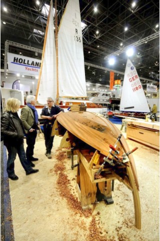 Foto von Mittwoch, den 23.01.2013 von der weltgrößten Bootsausstellung - Boot - in Düsseldorf. Zahlreiche Aussteller aus Duisburg sind dort vertreten und zeigen ihre neuesten Produkte oder werben für ihre Vereine oder Institutionen. Aber auch viele Besucher kommen aus Duisburg zur Wassersport - Messe. Im Foto: Am Stand des Schiffer - Berufs - Kolleg Rhein aus Duisburg werden live Boote gebautIm Foto: Stephan Eickershoff/WAZFotoPool