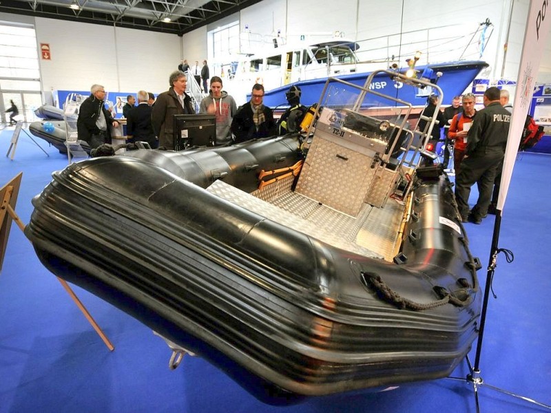 Foto von Mittwoch, den 23.01.2013 von der weltgrößten Bootsausstellung - Boot - in Düsseldorf. Zahlreiche Aussteller aus Duisburg sind dort vertreten und zeigen ihre neuesten Produkte oder werben für ihre Vereine oder Institutionen. Aber auch viele Besucher kommen aus Duisburg zur Wassersport - Messe. Im Foto: Die Wasserschutzpolizei NRW präsentiert sich mit einigen ihrer Boote Im Foto: Stephan Eickershoff/WAZFotoPool