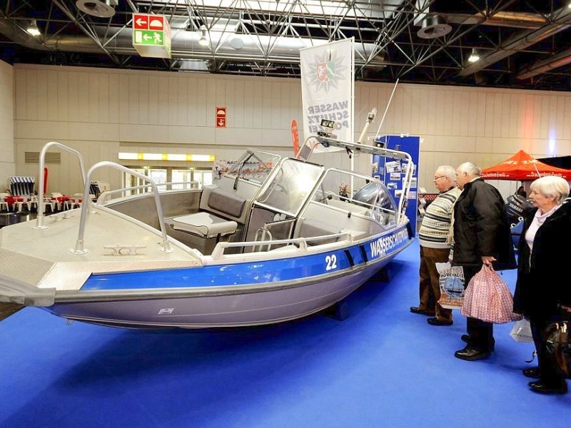 Foto von Mittwoch, den 23.01.2013 von der weltgrößten Bootsausstellung - Boot - in Düsseldorf. Zahlreiche Aussteller aus Duisburg sind dort vertreten und zeigen ihre neuesten Produkte oder werben für ihre Vereine oder Institutionen. Aber auch viele Besucher kommen aus Duisburg zur Wassersport - Messe. Im Foto: Die Wasserschutzpolizei NRW präsentiert sich mit einigen ihrer Boote Im Foto: Stephan Eickershoff/WAZFotoPool