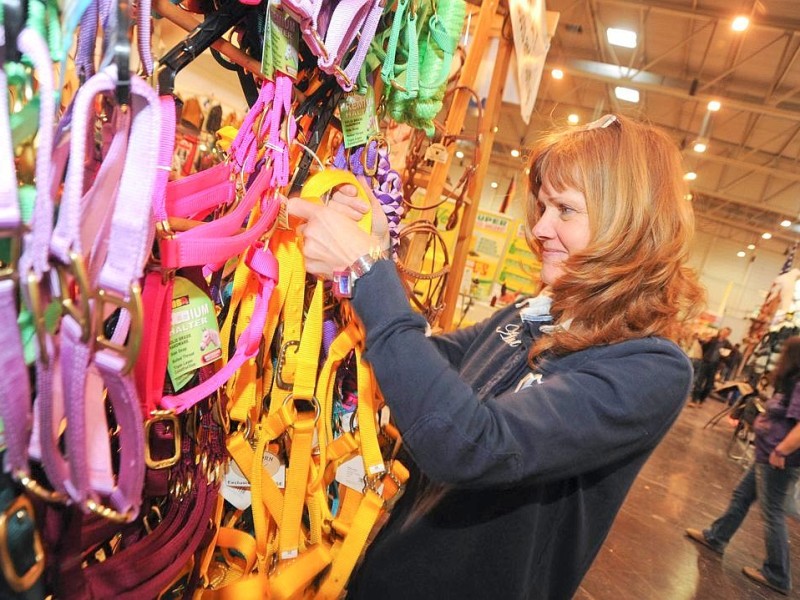 Am Samstag, den 16. März 2013 findet in der Messe Essen die weltgrößte Pferdemesse - Equitana statt. Bunte Halter in allen Farben gibt es am Stand von Andrea MaurerFoto: Alexandra Roth/ WAZ FotoPool