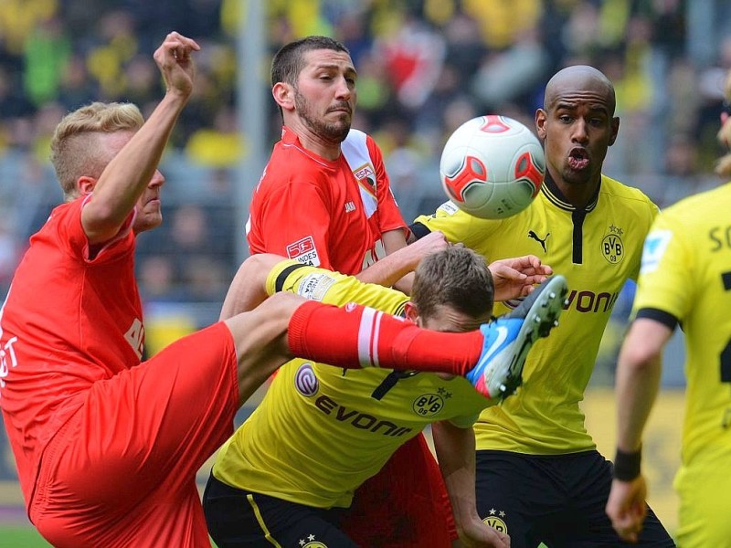 Borussia Dortmund gewinnt vor heimischem Publikum mit 4:2 gegen den FC Augsburg: Für den BVB erzielte Julian Schieber zwei Tore (22., 52.) - außerdem trafen Neven Subotic (64.) und Robert Lewandowski (90.). Für den FC Augsburg waren zwischenzeitlich noch Daniel Baier (43.) und Kevin Vogt (45.) erfolgreich.