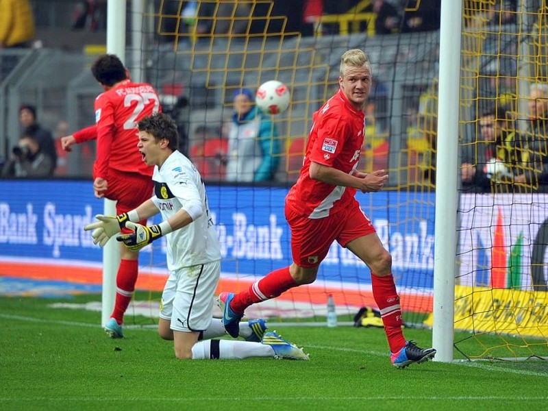 Borussia Dortmund gewinnt vor heimischem Publikum mit 4:2 gegen den FC Augsburg: Für den BVB erzielte Julian Schieber zwei Tore (22., 52.) - außerdem trafen Neven Subotic (64.) und Robert Lewandowski (90.). Für den FC Augsburg waren zwischenzeitlich noch Daniel Baier (43.) und Kevin Vogt (45.) erfolgreich.