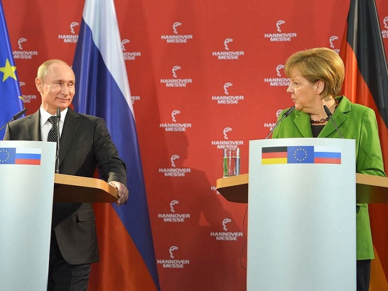 Bundeskanzlerin Merkel und der russische Präsident Putin bei dem Eröffnungsrundgang auf der Hannover-Messe. Die Messe gilt als eine der bedeutendsten Industriemessen der Welt und als die wichtigste Investitionsgütermesse.
