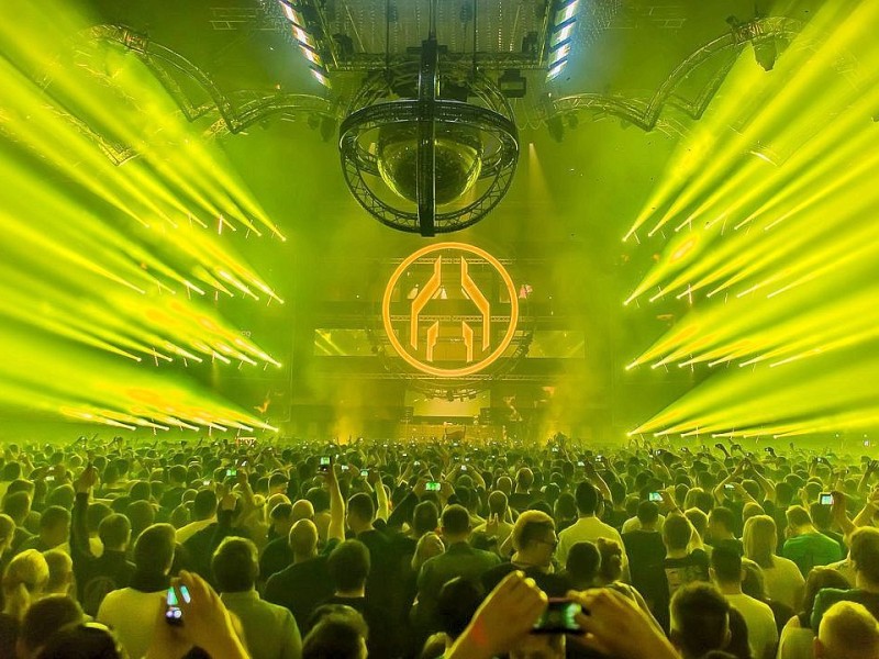 Never Stop Raving war das Motto auf der Mayday 2013 in Dortmund. Zum Sound von Top-DJs wie Armin van Buuren, Carl Cox, ATB, Sven Väth, Ferry Corsten und Gareth Emery feierten 23.000 Besucher in den Westfalenhallen.