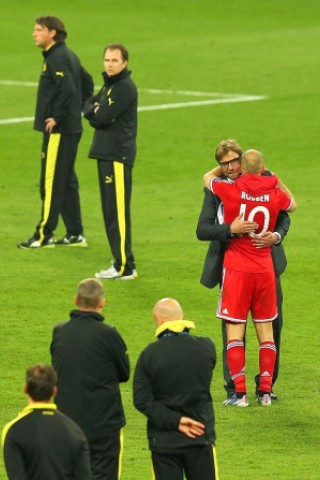 Zwölf Monate nach der Final-Schmach dahoam hat der FC Bayern München Europas Fußball-Thron zurückerobert. Der deutsche Meister siegte am Samstag im Champions League-Finale gegen den nationalen Erzrivalen Borussia Dortmund mit 2:1 (0:0) und krönte seine Saison der Superlative mit dem zweiten Gewinn der Königsklasse nach 2001. Nach dem Trauma der Final-Niederlagen von 2010 und 2012 stillten Treffer von Mario Mandzukic (60. Minute) und Arjen Robben (89.) vor 86 298 Zuschauern im ausverkauften Londoner Wembley-Stadion die Sehnsucht der Münchner nach einem internationalen Titel.
