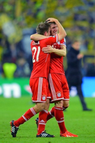 Zwölf Monate nach der Final-Schmach dahoam hat der FC Bayern München Europas Fußball-Thron zurückerobert. Der deutsche Meister siegte am Samstag im Champions League-Finale gegen den nationalen Erzrivalen Borussia Dortmund mit 2:1 (0:0) und krönte seine Saison der Superlative mit dem zweiten Gewinn der Königsklasse nach 2001. Nach dem Trauma der Final-Niederlagen von 2010 und 2012 stillten Treffer von Mario Mandzukic (60. Minute) und Arjen Robben (89.) vor 86 298 Zuschauern im ausverkauften Londoner Wembley-Stadion die Sehnsucht der Münchner nach einem internationalen Titel.