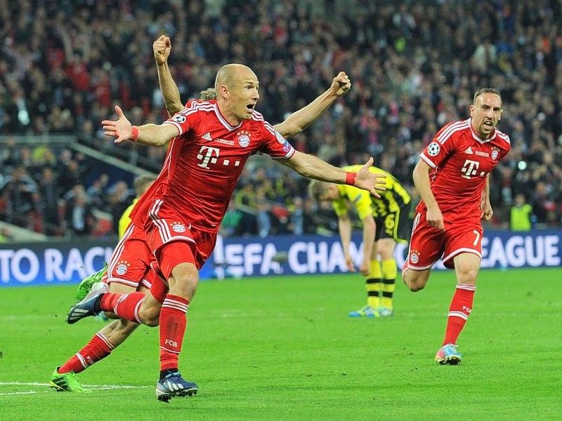 Zwölf Monate nach der Final-Schmach dahoam hat der FC Bayern München Europas Fußball-Thron zurückerobert. Der deutsche Meister siegte am Samstag im Champions League-Finale gegen den nationalen Erzrivalen Borussia Dortmund mit 2:1 (0:0) und krönte seine Saison der Superlative mit dem zweiten Gewinn der Königsklasse nach 2001. Nach dem Trauma der Final-Niederlagen von 2010 und 2012 stillten Treffer von Mario Mandzukic (60. Minute) und Arjen Robben (89.) vor 86 298 Zuschauern im ausverkauften Londoner Wembley-Stadion die Sehnsucht der Münchner nach einem internationalen Titel.