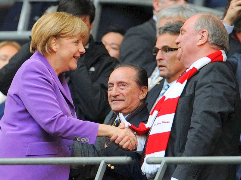 Bundeskanzlerin Angela Merkel verfolgte das Champions-League-Endspiel zwischen Dortmund und Bayern München im Stadion in London.