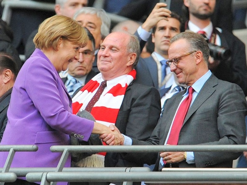 Bundeskanzlerin Angela Merkel verfolgte das Champions-League-Endspiel zwischen Dortmund und Bayern München im Stadion in London.