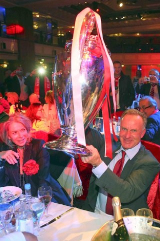 Karl-Heinz Rummenigge mit dem Sieger-Pokal.
