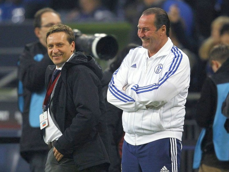 ...Huub Stevens, der nach seiner Verpflichtung im September 2011 zunächst als altmodisch belächelt, später von Fans und Kritikern als Jahrhunderttrainer gefeiert wurde. Doch das galt nur so lange wie Schalke erfolgreich spielte. Nach der schwachen Hinrunde 2012/2013 feuerte Heldt Stevens und holte einen alten Weggefährten...