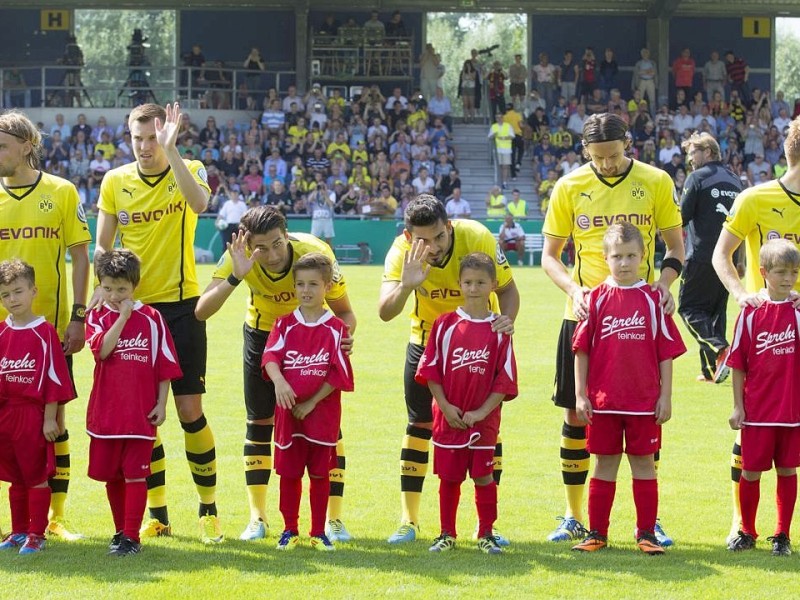 Gegen den SV Wilhemshaven gewinnt das Team von Trainer Jürgen Klopp mit 3:0 und zieht nach einem mühevollen Spiel in die nächste Runde des DFB-Pokals ein. Der Regionalligist hielt lange tapfer dagegen. Kevin Großkreutz traf in der 71. Minute für die Borussia, danach markierten Marvin Ducksch (83.) und Robert Lewandowski (90.) Treffer zwei und drei.