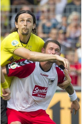 Gegen den SV Wilhemshaven gewinnt das Team von Trainer Jürgen Klopp mit 3:0 und zieht nach einem mühevollen Spiel in die nächste Runde des DFB-Pokals ein. Der Regionalligist hielt lange tapfer dagegen. Kevin Großkreutz traf in der 71. Minute für die Borussia, danach markierten Marvin Ducksch (83.) und Robert Lewandowski (90.) Treffer zwei und drei.