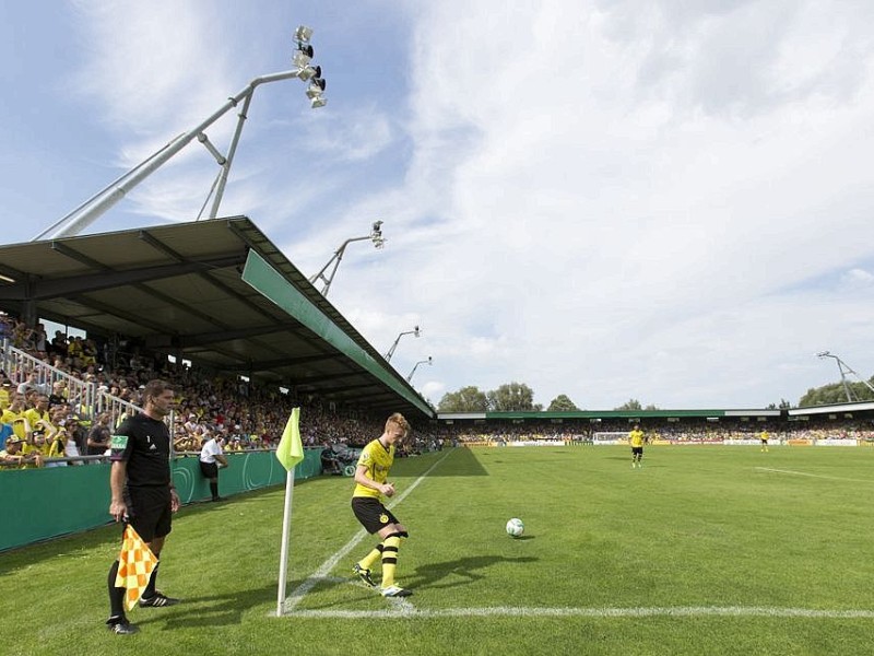 Gegen den SV Wilhemshaven gewinnt das Team von Trainer Jürgen Klopp mit 3:0 und zieht nach einem mühevollen Spiel in die nächste Runde des DFB-Pokals ein. Der Regionalligist hielt lange tapfer dagegen. Kevin Großkreutz traf in der 71. Minute für die Borussia, danach markierten Marvin Ducksch (83.) und Robert Lewandowski (90.) Treffer zwei und drei.