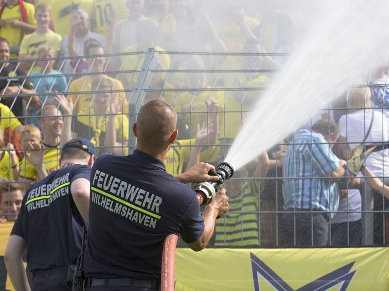 Gegen den SV Wilhemshaven gewinnt das Team von Trainer Jürgen Klopp mit 3:0 und zieht nach einem mühevollen Spiel in die nächste Runde des DFB-Pokals ein. Der Regionalligist hielt lange tapfer dagegen. Kevin Großkreutz traf in der 71. Minute für die Borussia, danach markierten Marvin Ducksch (83.) und Robert Lewandowski (90.) Treffer zwei und drei.