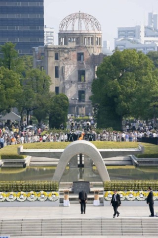 Viele Menschen gedenken  der Opfer des Atombombenabwurfs über Hiroshima vor 68 Jahren. Im Friedenspark steht noch immer eine Ruine als Mahnmal.