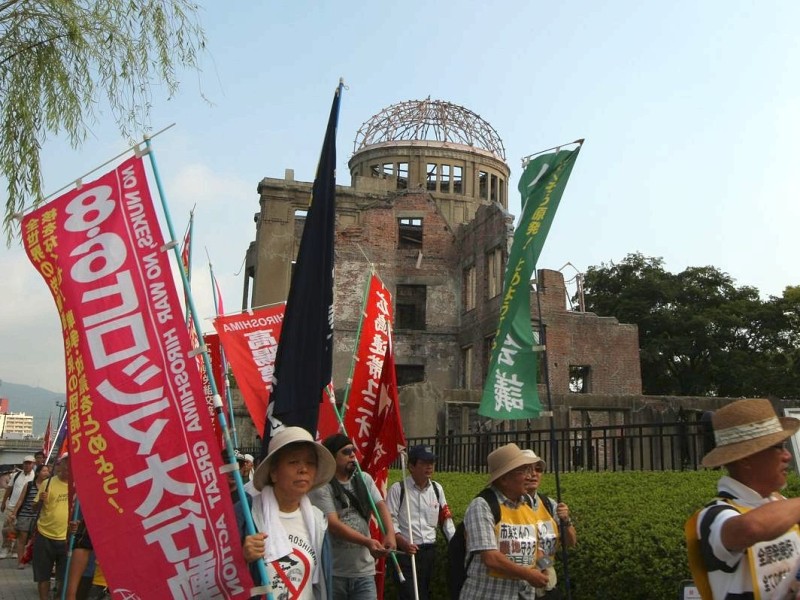 Viele Menschen gedenken  der Opfer des Atombombenabwurfs über Hiroshima vor 68 Jahren. Im Friedenspark steht noch immer eine Ruine als Mahnmal.