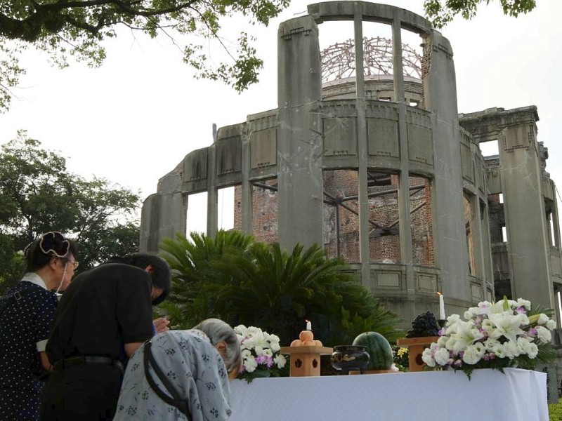 Viele Menschen gedenken  der Opfer des Atombombenabwurfs über Hiroshima vor 68 Jahren. Im Friedenspark steht noch immer eine Ruine als Mahnmal.