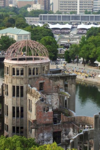 Viele Menschen gedenken  der Opfer des Atombombenabwurfs über Hiroshima vor 68 Jahren. Im Friedenspark steht noch immer eine Ruine als Mahnmal.