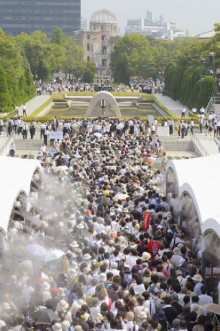 Viele Menschen gedenken  der Opfer des Atombombenabwurfs über Hiroshima vor 68 Jahren. Im Friedenspark steht noch immer eine Ruine als Mahnmal.