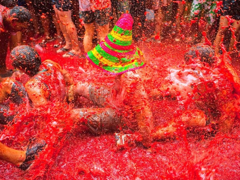 Rund 130 Tonnen Tomaten verbrauchen die Menschen in den Gassen von Bunol für die Tomatenschlacht.