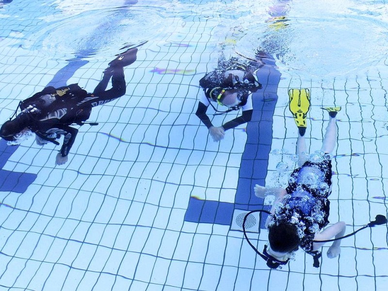 Schnuppertauchen für Kids bei den Tauchsportfreunden Herdecke im Freibad an der Hengsteyseestraße.Foto: Jürgen Theobald