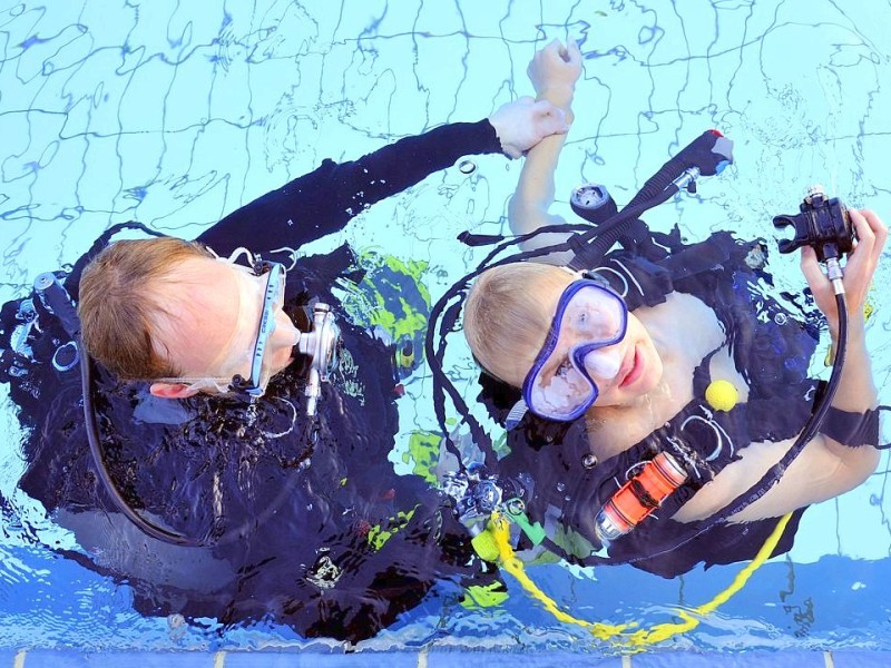 Schnuppertauchen für Kids bei den Tauchsportfreunden Herdecke im Freibad an der Hengsteyseestraße.Foto: Jürgen Theobald