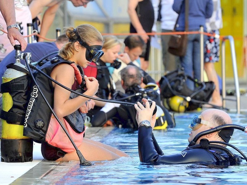 Schnuppertauchen für Kids bei den Tauchsportfreunden Herdecke im Freibad an der Hengsteyseestraße. Bild Lena (16) erhält eine Unterweisunf im Umgang mit dem Lungenautomaten. Foto: Jürgen Theobald