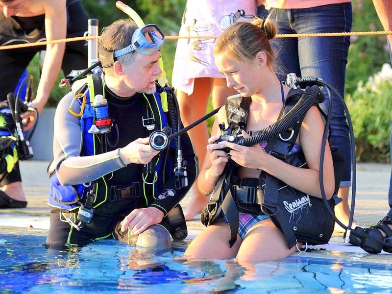 Schnuppertauchen für Kids bei den Tauchsportfreunden Herdecke im Freibad an der Hengsteyseestraße. Bild Lena (16) erhält eine Unterweisunf im Umgang mit dem Lungenautomaten. Foto: Jürgen Theobald