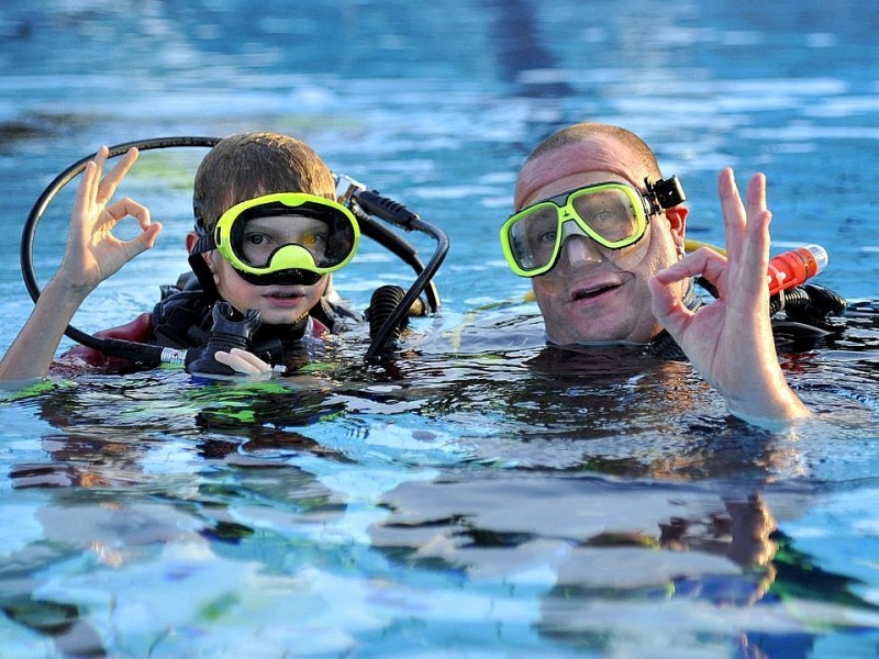 Schnuppertauchen für Kids bei den Tauchsportfreunden Herdecke im Freibad an der Hengsteyseestraße.Foto: Jürgen Theobald