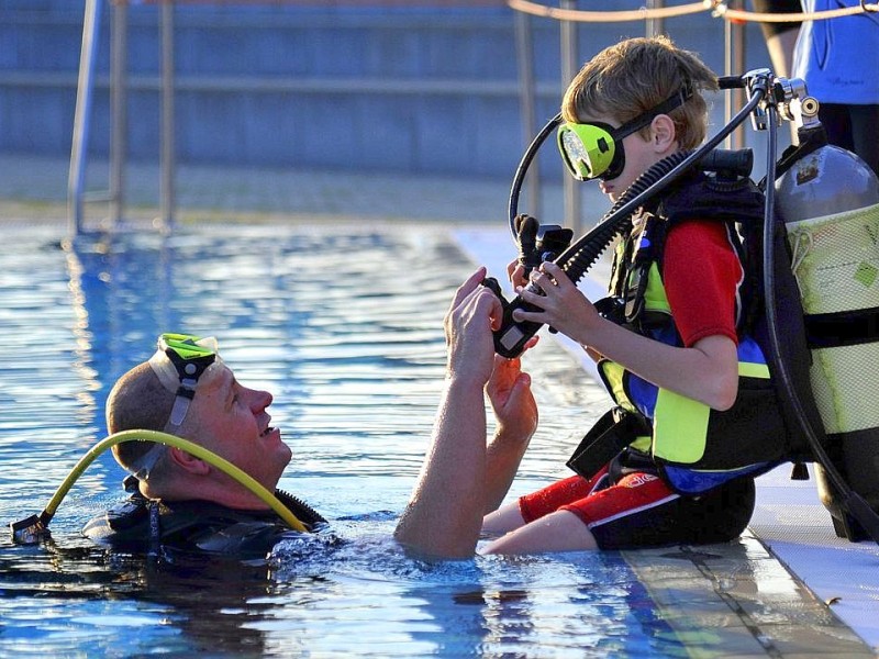 Schnuppertauchen für Kids bei den Tauchsportfreunden Herdecke im Freibad an der Hengsteyseestraße.Foto: Jürgen Theobald